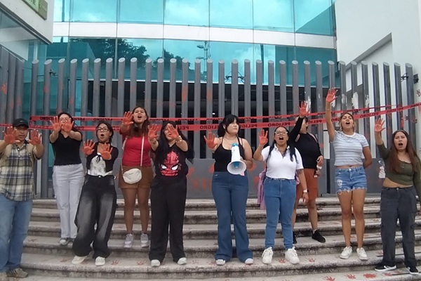 Colectivas clausuran simbólicamente la Fiscalía de Puebla por víctimas de desaparición