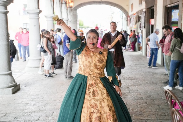 Con campana en mano “La Pregonera del Rey” sigue