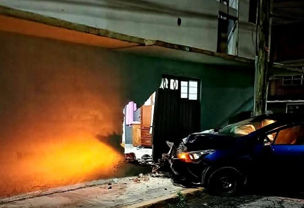 Conductor ebrio se estrella en vivienda durante la madrugada en la colonia Pino Suárez