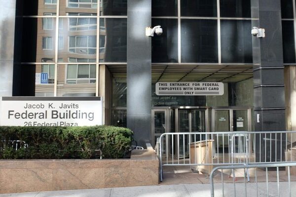 Emitieron una orden de restricción temporal para que ICE limite la capacidad, y garantice limpieza en 26 Federal Plaza, edificio del gobierno