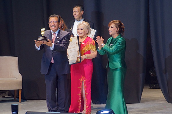 Distinguen a Radio Universidad con el “Micrófono de oro”