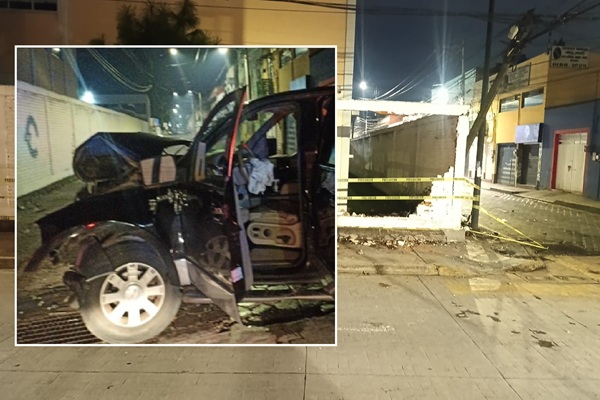 Durante la madrugada, camioneta derriba barda perímetral del Centro Escolar de San Pedro Cholula por choque