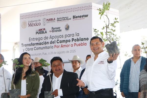 En Nopalucan, Armenta entrega más de 4 mdp de insumos