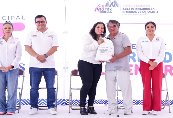 Entrega LupitaCuautle apoyos alimentarios