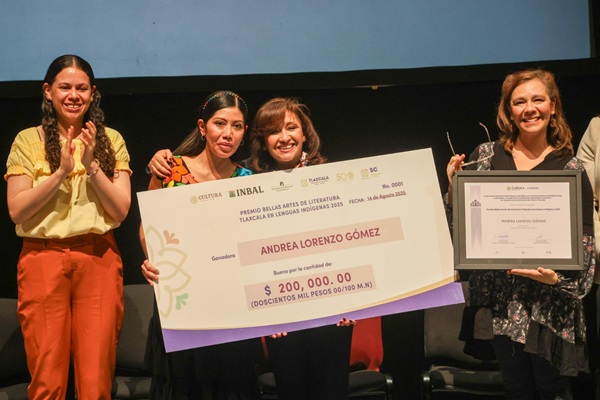 Entrega gobernadora Premio Bellas Artes de Tlaxcala en Lenguas Indígenas