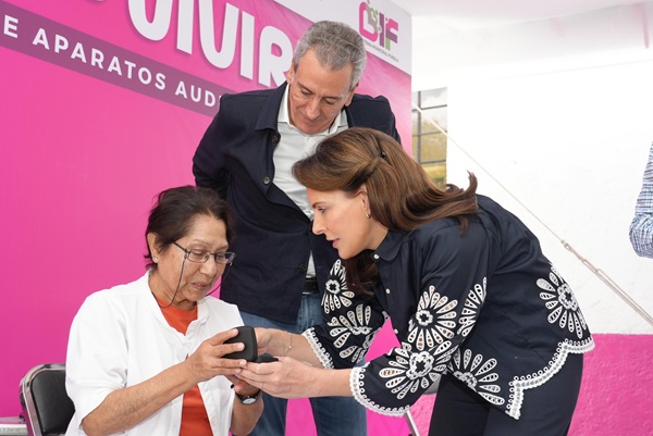 Entregan Pepe Chedraui y MariElise Budib aparatos auditivos a personas