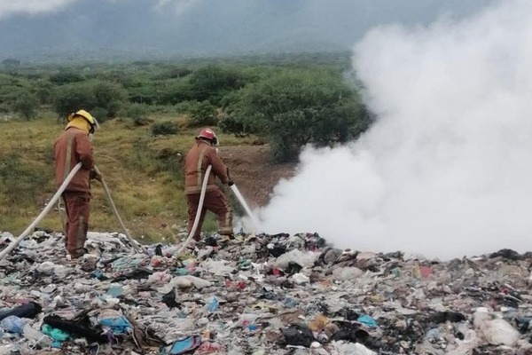 Derivado de las altas temperaturas y viento, tres basureros de la Sierra Negra registran incendios, falta por atender el de Miahuatlán
