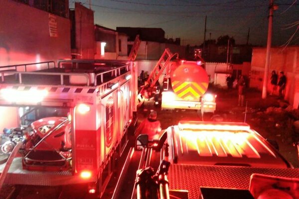 Fueron vecinos quienes dieron aviso a cuerpos de emergencia luego de percatarse que en este inmueble en la colonia Jorge Murad salía humo