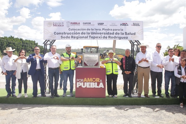 En representación del gobernador de Puebla, la secretaria de Agricultura colocó la primera piedra de la Universidad de la Salud del Estado
