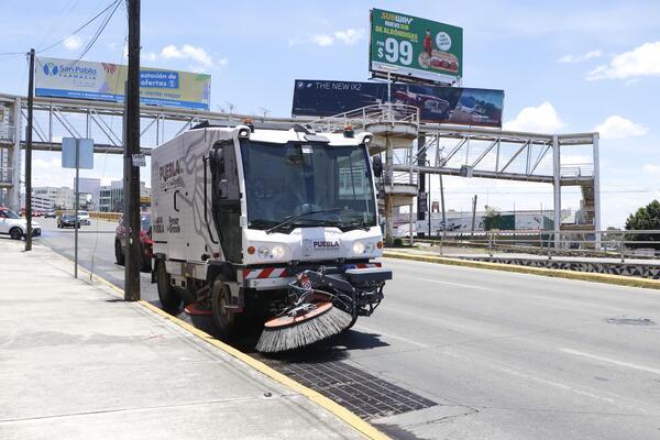 A través del Programa de Barrido Mecánico de los Módulos de Maquinaria que opera Infraestructura, se limpió siete vialidades en Puebla