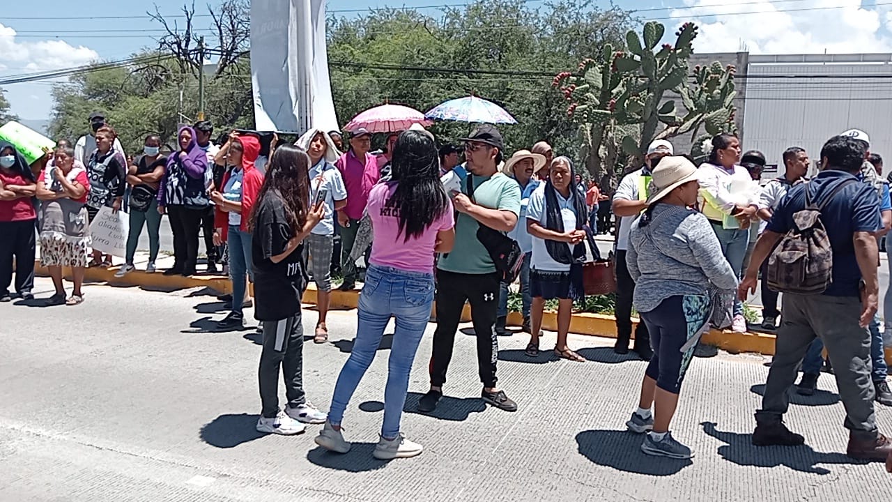 Los comerciantes de La Purísima bloquearon la vialidad y advirtieron que, si no hay solución inmediata, podrían avanzar a la caseta