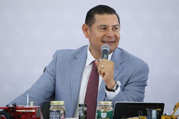 Los que se dedicaron al saqueo en Puebla acostumbraron al pueblo a los anuncios espectaculares de mega obras, dijo el gobernador Armenta