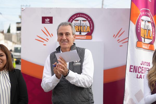 Pepe Chedraui Budib inauguró la modernización de 388 luminarias en la colonia Constitución Mexicana como parte de Puebla Brilla