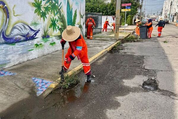 El personal operativo del OOSL realizó trabajos de barrido manual, retiro de desechos, limpieza de banquetas en Loma Bella y colonias aledañas