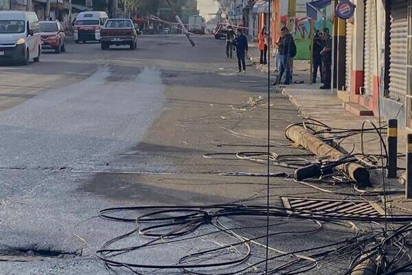 El trailero dañó el semáforo por rebasar la altura permitida y conducir en exceso de velocidad, harán el retiro de la Infraestructura