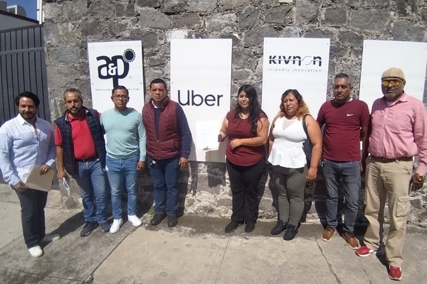 Acudió a las oficinas de Uber y Didi para entregar una copia del pliego donde piden prórroga para entregar la Cédula de Identidad Vehicular