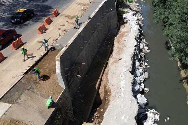 El muro de contención mide 24 metros de longitud con el fin de garantizar su resistencia y durabilidad ante la creciente del río