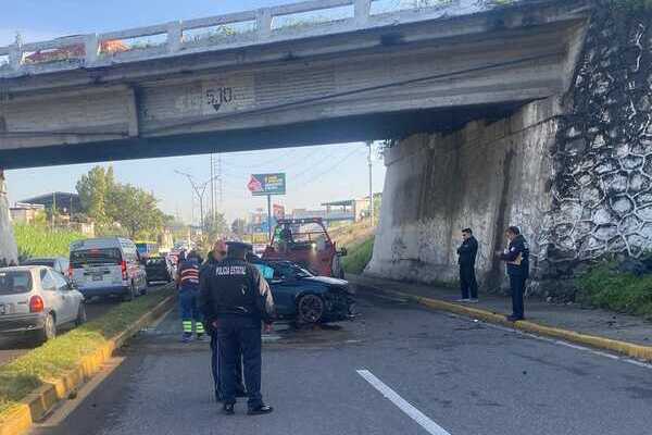 El automovilista perdió el control de la unidad debido a que conducía a exceso de velocidad, lo que provocó que se precipitará del puente