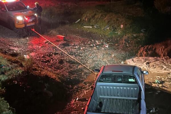 Elementos de Protección Civil acudieron a la barranca de Xonacatepec, para que lograran remolcar la unidad y rescatar al propietario