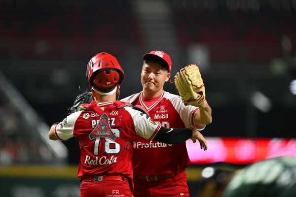 Racimo de seis carreras en el capítulo cinco y sólida salida de Brooks Hall, le dio el triunfo a Diablos Rojos del México sobre Pericos