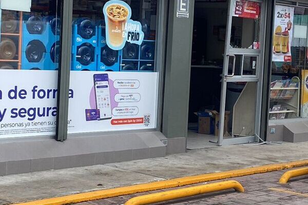 Los empleados del Oxxo ubicado en Naciones Unidas se encerraron en el baño hasta que se fueron los delincuentes, como precaución