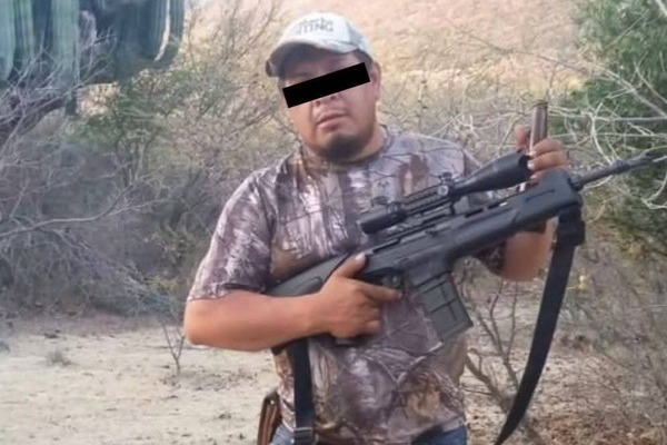 También existen videos e imágenes del regidor de Chiautla entregando armas de fuego a niños, por lo que lo acusaron de corrupción de menores