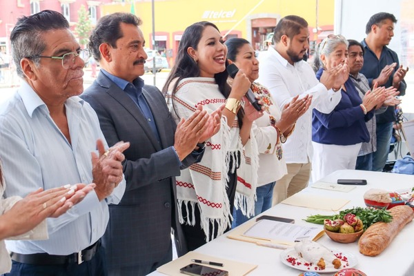 La presidenta municipal de San Pedro Cholula encabezó el corte de listón inaugural de la Exposición Gastronómica del Chile en Nogada