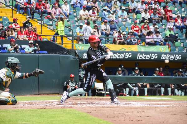 Racimos de seis y cinco carreras permitieron que los Diablos Rojos derrotaran 13-6 a los Pericos de Puebla en el tercer juego de la serie