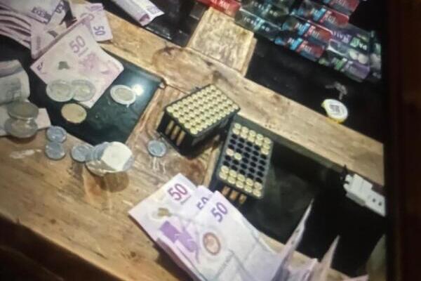 La mujer que era su cómplice, los esperaba en un automóvil Nissan, Tsuru de color negro, en el que huyeron los delincuentes del Super Oso