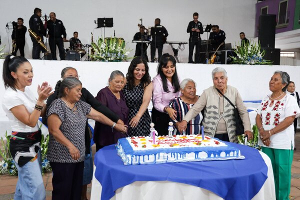 Con el objetivo de promover los lazos comunitarios, la presidenta municipal de San Andrés encabezó el evento en honor a adultos mayores