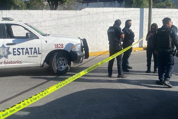 Al terreno en inmediaciones de Tochtepec, llegaron elementos que confirmaron que se trataba de un hombre, y acordonaron el perímetro