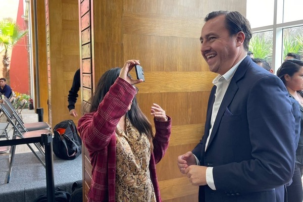 Los abuelos del gobernador y de su padre, el senador Ignacio Mier Velazco eran primos hermanos; su relación es de octavo grado y no de cuarto