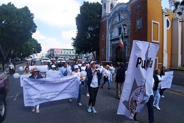 Con el objetivo de exigir que regrese el régimen de jubilaciones y pensiones dignas, trabajadores de la salud se manifestaron en Paseo Bravo