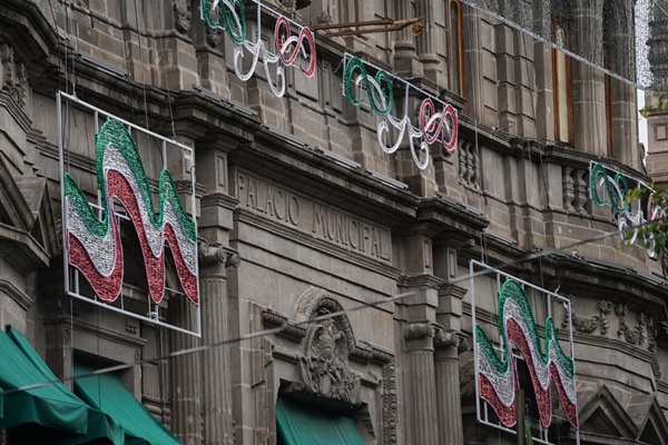 Instalan 2 mil 400 adornos luminosos tipo LED en el zócalo de Puebla
