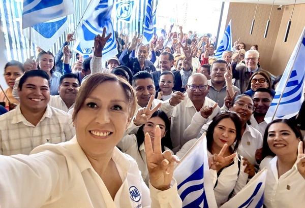 Leal se registra para contener por la dirigencia municipal del PAN