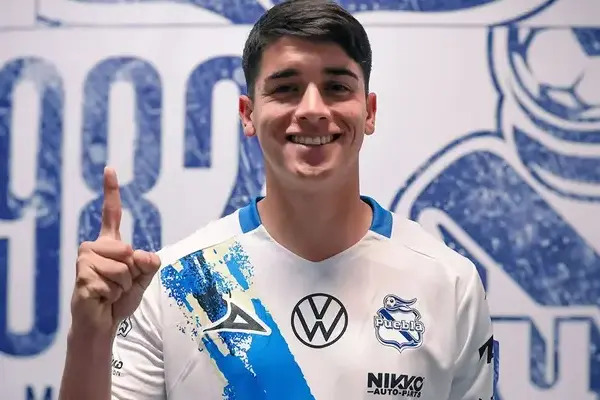 El chileno Ángelo Araos estampó su firma para convertirse en nuevo jugador del Club Puebla para lo que resta del Torneo Apertura 2025
