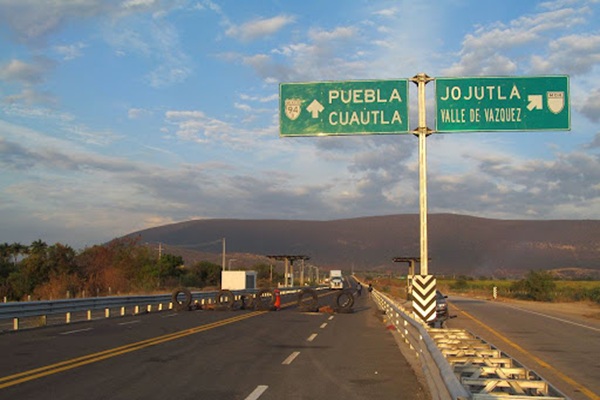 Normalistas bloquean la autopista Siglo XXI, entre Puebla y Morelos; exigen plaza docente para una egresada