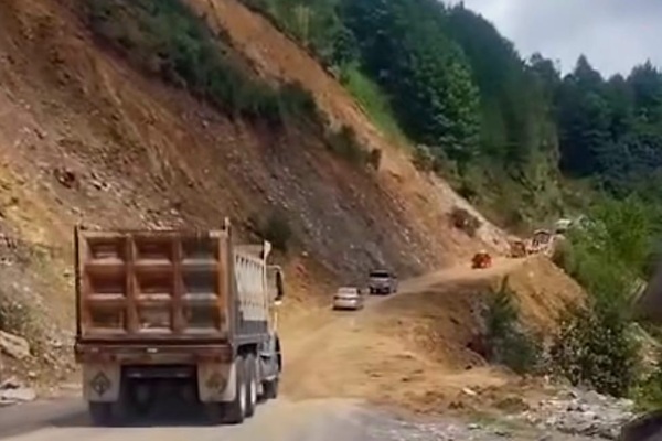 Nuevo derrumbe bloquea camino en la Sierra Negra