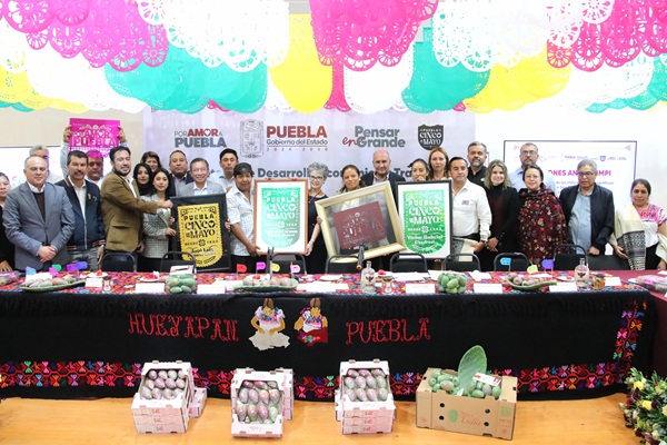 Puebla impulsa registro ante IMPI de textiles de Hueyapan