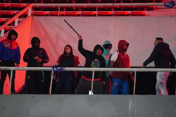 El Estadio Libertadores de América en Argentina fue escenario de una batalla campal entre aficionados de Independiente y Universidad de Chile
