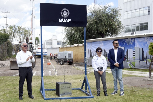 Rectora Lilia Cedillo coloca primera piedra de un nuevo edificio