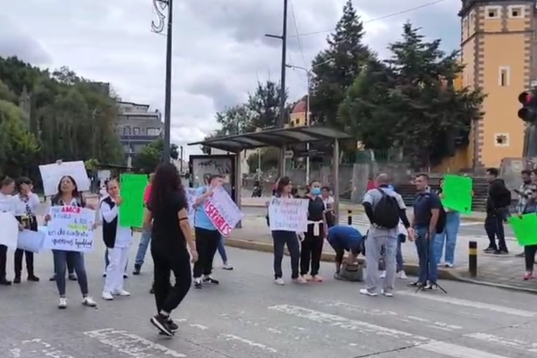 Personal médico y de enfermería del Sector Salud en Puebla bloquearon calles y avenidas para exigir la basificación de plazas