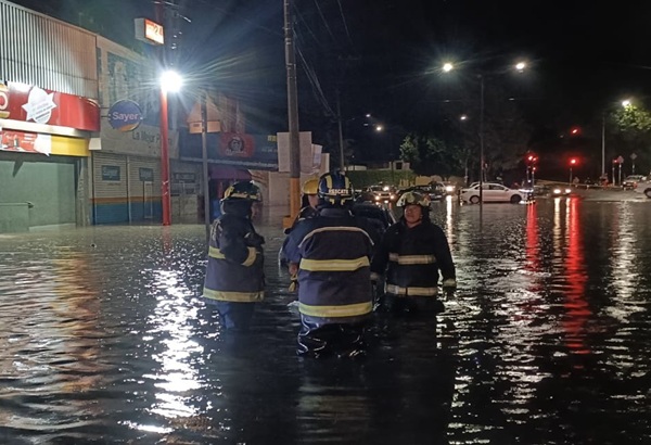 Se inundan Bulevar Vicente Suárez, Bulevar Xonaca y la calle 14 Oriente po