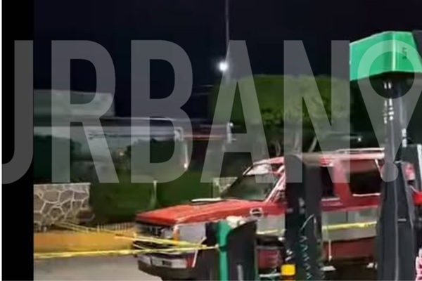 Se registra persecución y balacera en Tehuitzingo; vehículos baleados quedan abandonados en gasolinera y carretera México-Oaxaca