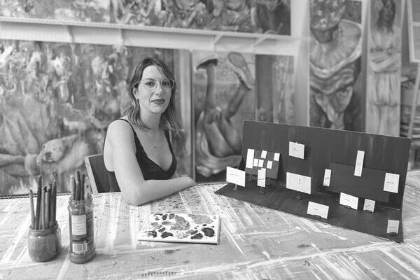 No me sigas, yo también estoy perdida, una obra que fusiona el lenguaje pictórico con el teatral, creando una experiencia inmersiva única