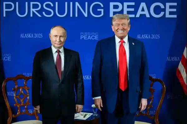Los presidentes de Estados Unidos, Donald Trump, y de Rusia, Vladímir Putin, comenzaron su reunión bajo el lema "Persiguiendo la Paz"