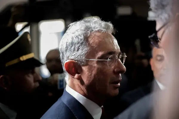 Además de la prisión domiciliaria, a Álvaro Uribe le impusieron la inhabilidad de ocupar cargos públicos y pagará una multa de 822 mil dólares
