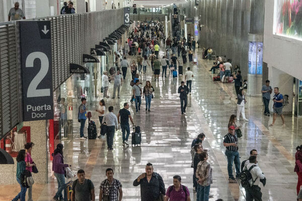 El Aeropuerto Benito Juárez tuvo que suspender operaciones, pues la tormenta en la CDMX inundó algunas salas y pistas del aeropuerto