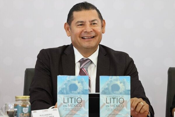 El mandatario poblano recordó que él presentó una iniciativa de reforma electoral cuando fue senador para eliminar 100 escaños plurinominales