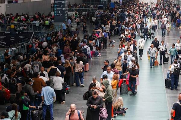 El Aeropuerto Internacional ha desviado 16 vuelos, y tiene otros 120 demorados, por la lluvia de la madrugada, 19 mil pasajeros son afectados